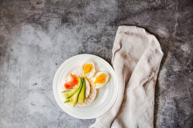 Avokado ve taze tuzlu somon fileto ile pirinç gevreği.