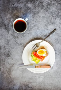 Avokado ve taze tuzlu somonlu karabuğday glütensiz ekmek.