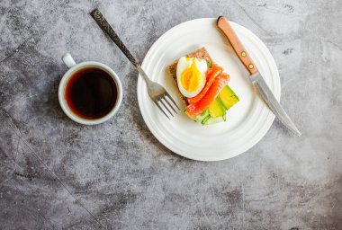 Avokado ve taze tuzlu somonlu karabuğday glütensiz ekmek.