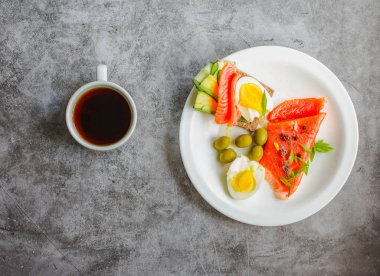 Avokado ve taze tuzlu somonlu karabuğday glütensiz ekmek.