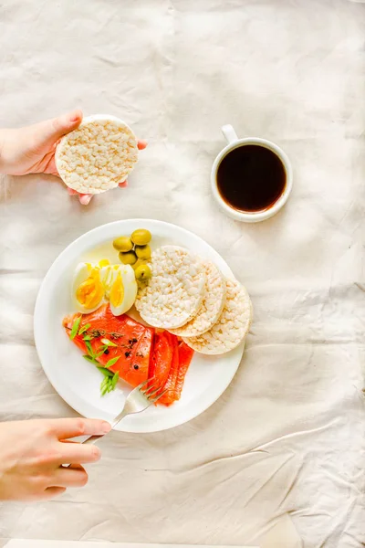 Primer plano de una joven almorzando. Proteína alta y l — Foto de Stock