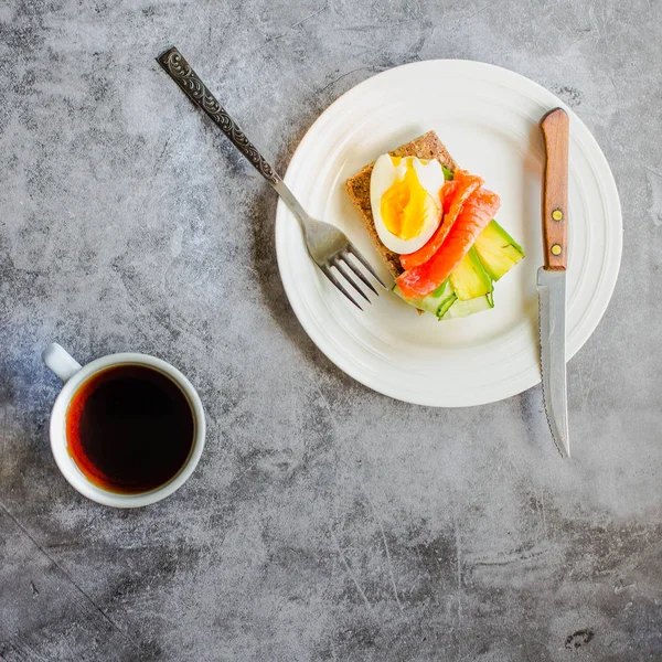 Gluten-free toast with avocado and fresh salted salmon, eggs and — Stock Photo, Image