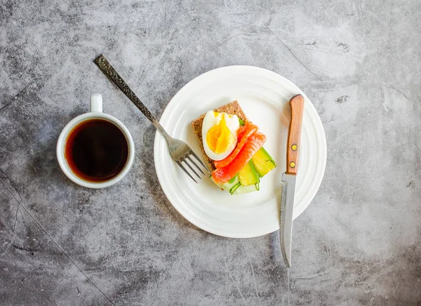 Pain grillé sans gluten au sarrasin avec avocat et salé frais — Photo