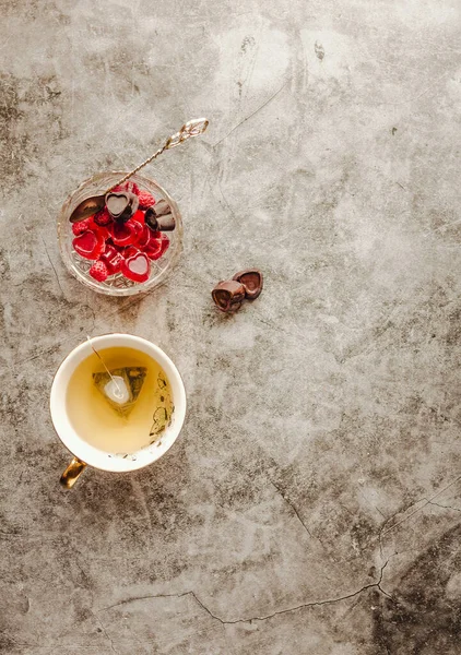 Junge Frauenhände Halten Und Essen Gelee Dessert Mit Frischen Himbeeren — Stockfoto