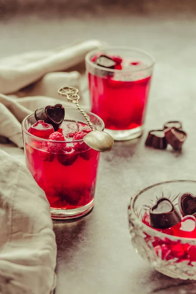 Detailní Záběr Skleněný Pohár Jahodové Ovocné Želé Pudink Čerstvými Malinami — Stock fotografie