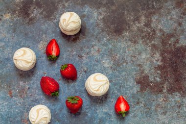 Mavi metal arka planda çilek ve lokum.