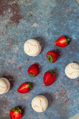 Mavi metal arka planda çilek ve lokum.