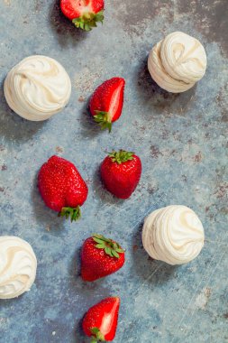 Mavi metal arka planda çilek ve lokum.