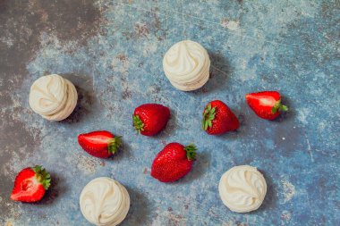 Mavi metal arka planda çilek ve lokum.