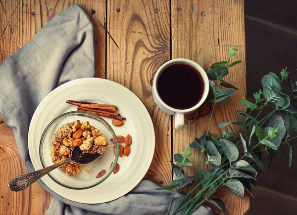 果物やナッツはガラスボウルにパイサーバーを砕き 木製のテーブルの上に紅茶やコーヒーを飲みます 健康的なデザートや朝の朝食のコンセプト トップ表示 — ストック写真