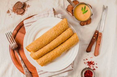 Mısır, pirinç unu ve köri soslu patates nişastasından glütensiz krep..