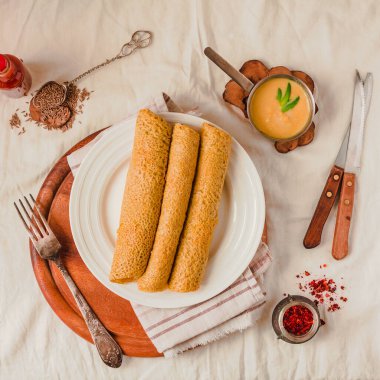 Mısır, pirinç unu ve köri soslu patates nişastasından glütensiz krep..