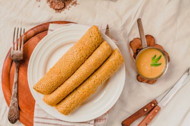 Mısır, pirinç unu ve köri soslu patates nişastasından glütensiz krep..