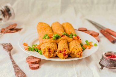 Soslu karabuğday ve nohut undan yapılmış vejetaryen krepleri, kırmızı biber, tatlı mısır ve yeşil bezelye..