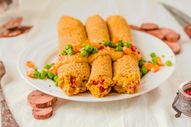 Soslu karabuğday ve nohut undan yapılmış vejetaryen krepleri, kırmızı biber, tatlı mısır ve yeşil bezelye..