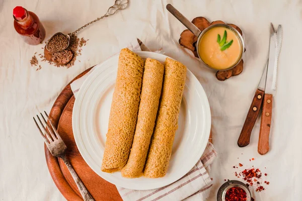 Farinha Coco Caseira Keto Açafrão Envolve Com Molho Queijo Cottage — Fotografia de Stock