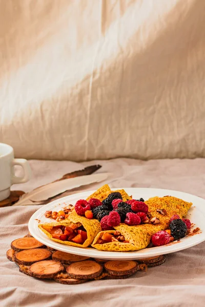 Glutenfreie Mais Buchweizen Crêpes Gefüllt Mit Gerösteten Birnen Walnüssen Und — Stockfoto