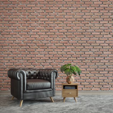 Çatı katı tarzı iç mekan. Masalı ve vazolu siyah deri koltuk. Beton cilalama döşemeleri.