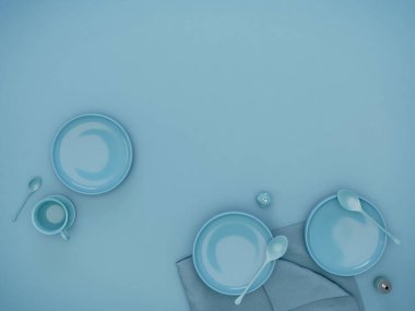 Pastel mavisi kaşıkla boş tabağın en üst görüntüsü. Yemek ve tatlı konsepti için tasarlanmış.