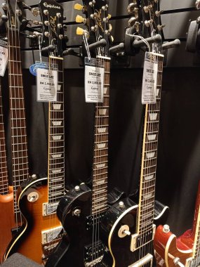 KUALA LUMPUR, MALAYSIA 9 NOV 2019: Swee Lee müzik dükkanındaki müzik aletinin fiyat etiketi 