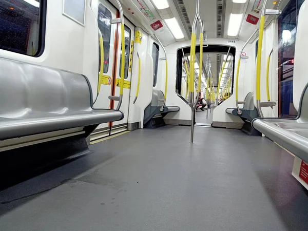 Внутри Поезда Мрт Выглядит Пустым Парнем Играющим Одиночку Ручном Телефоне — стоковое фото