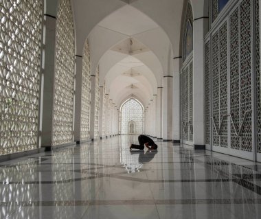 Meçhul bir adam camide namaz kılıyor.