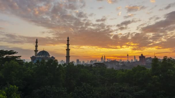 联邦领地清真寺附近美丽的日出俯瞰市中心 运动加速 时间过去4K — 图库视频影像