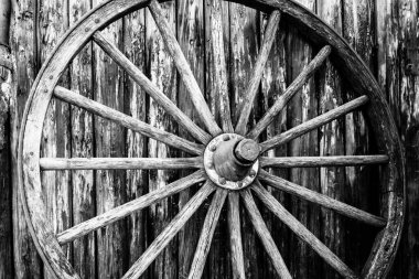 Eski ahşap araba tekerleği