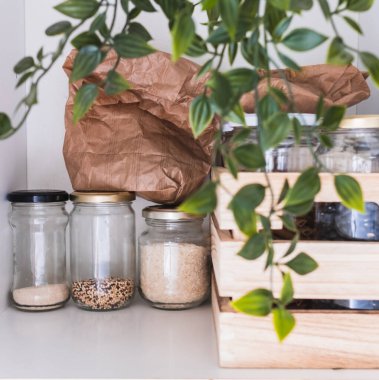 Ahşap kutulu gardırop, cam kavanozlar ve kese kağıdı.