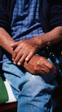 Yaşlı bir adamın çapraz elleri