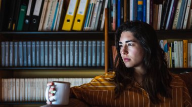 Bir fincan çayla genç bir kadın