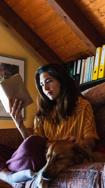 Mujer Joven Leyendo Libro Sofá — Foto de Stock