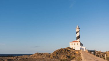 Gün batımında uçurumdaki deniz feneri