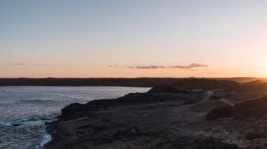 Gün batımında kayalıkların manzarası