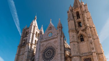Güneşli bir günde İspanya 'nın Len katedralinin dış görünüşü.
