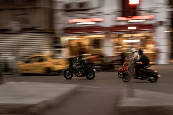 Движущаяся Сцена Молодых Людей Быстрых Переездах Своими Мотоциклами Всадница Сначала — стоковое фото