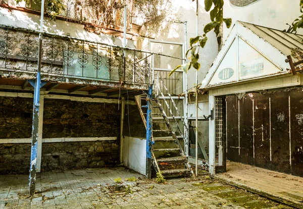 Lugar Jardim Abandonado Cidade Velha Escadas Metal Enferrujado Muito Velho — Fotografia de Stock