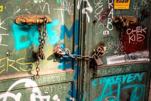 锁在紧固在锁链上的铁门上 荒废荒废的地方依然敞开着 却被锁住了 城市改造 — 图库照片#