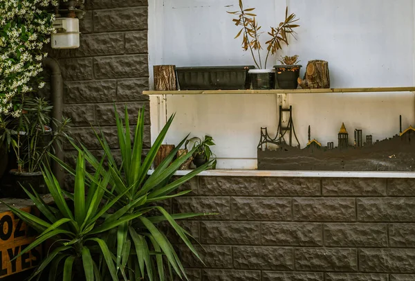 Marangozluk atölyesinin dışında, güzel dekore edilmiş nesnelerle, dışarıda.. 