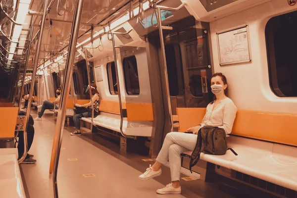 Coronavirus dalgalarından sonraki yeni normalliğin bir sahnesi. Bir hafta içinde neredeyse boş şehir taşıma araçları. Metropol 'deki metro treninde maskeli birkaç kişi var..