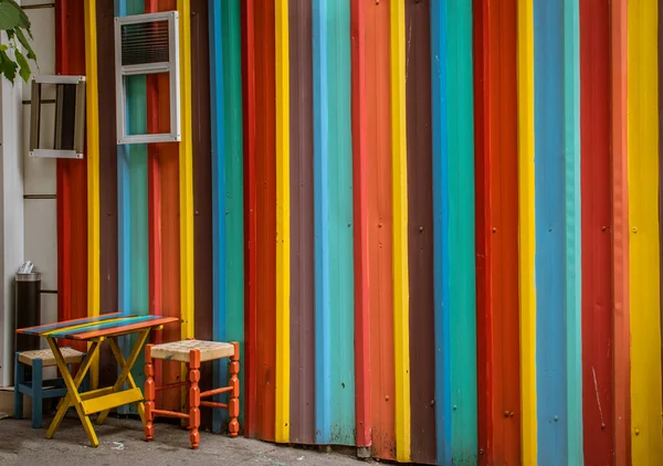 Pequenas Mesas Bancos Bonitos Pintados Cores Arco Íris Ficar Frente — Fotografia de Stock