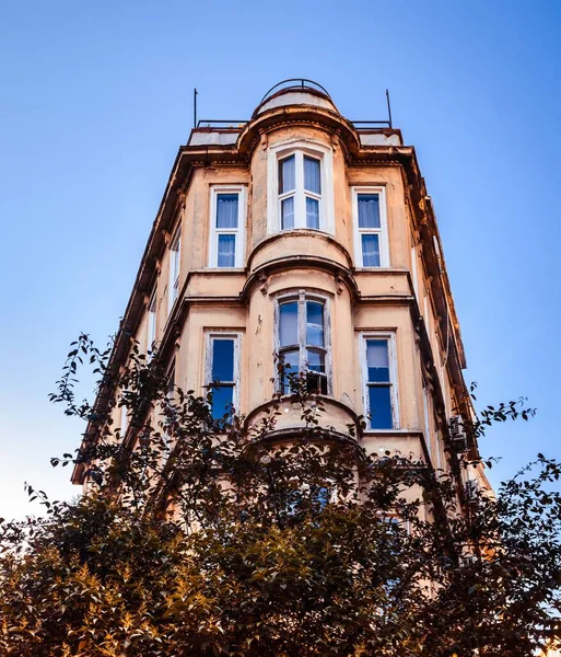 Eski şehirdeki eski tarz zarif mimari bina, mavi gökyüzünde izole edilmiş.. 