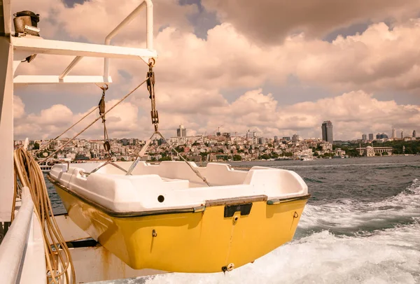 Piccola Barca Giallo Bianca Appesa Una Nave Movimento Grandi Nuvole — Foto Stock