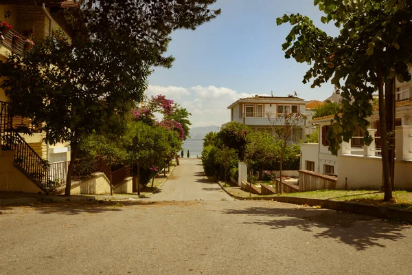 Una Calle Vacía Isla Que Conduce Mar Hermoso Día Soleado — Foto de Stock