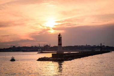 Gün batımında deniz feneri ve şehir manzarası. panorama İstanbul.