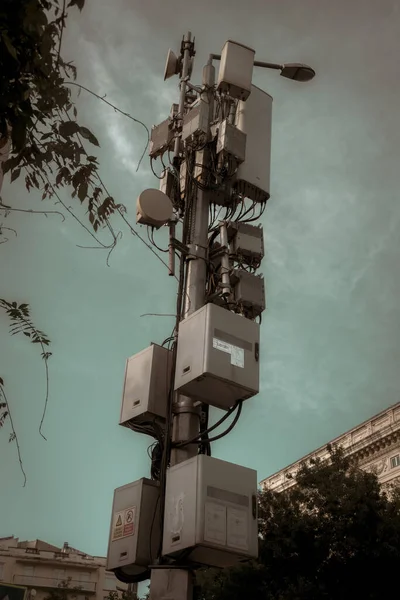 Onlarca radyoaktif vericisi olan sokak lambası radyasyon yayarak yaşamı tehdit ediyor..