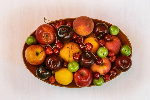 Bir kase karışık meyve, elma, şeftali, yeşil ve kırmızı erik, kiraz.. 