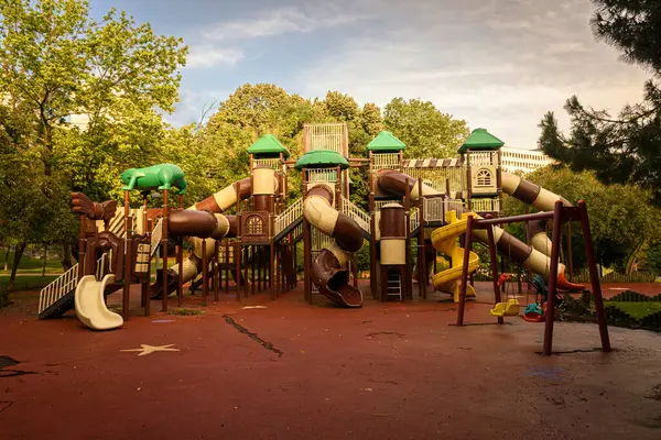 Oyun parkında büyük bir oyuncak tünel kaydırıcıları, insanlar olmadan park etmek..