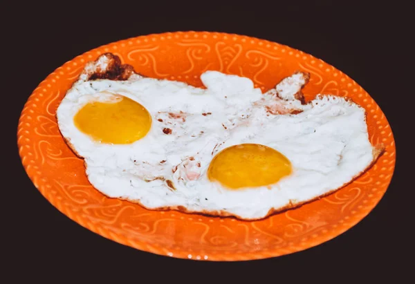 Huevos Fritos Plato Naranja Fondo Negro —  Fotos de Stock