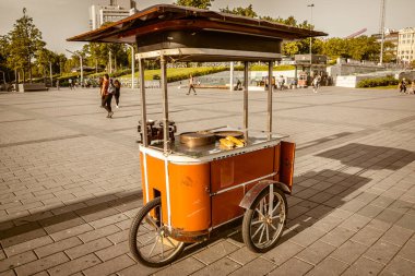 Mısır satıcısının arabası şehir meydanında tek başına duruyor..